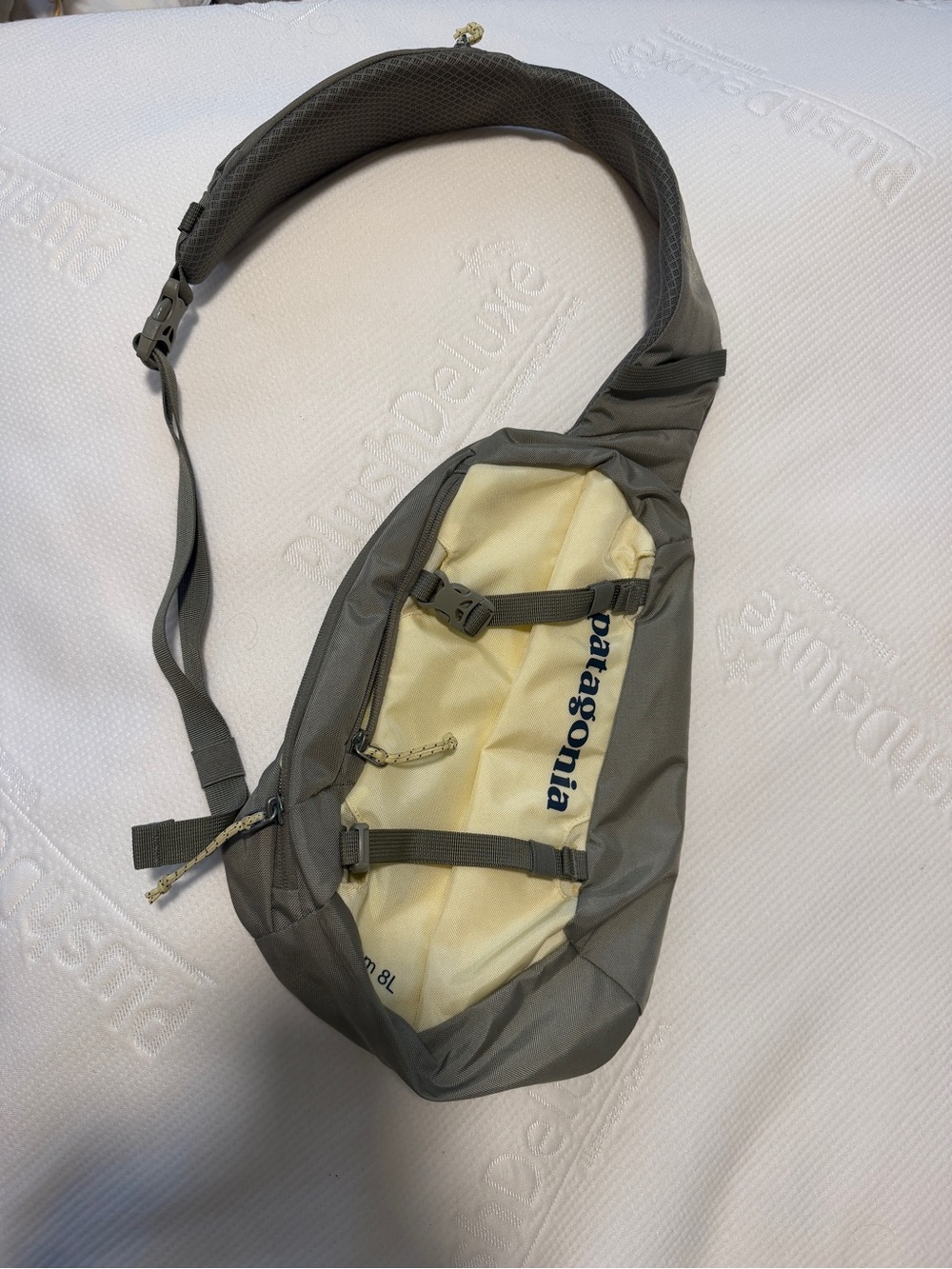 Patagonia Atom 8L Sling Bag in Olive Green